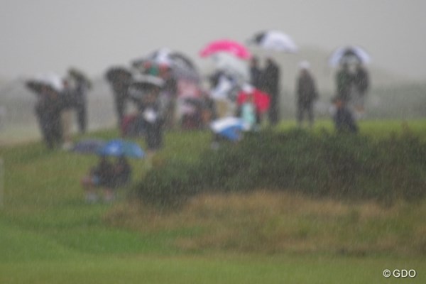 2013年 全英リコー女子オープン 2日目 雨 降り始めると、ずぶ濡れになるほど激しい雨が降るが、グリーンに水は浮かない