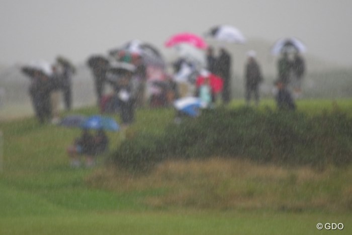 降り始めると、ずぶ濡れになるほど激しい雨が降るが、グリーンに水は浮かない 2013年 全英リコー女子オープン 2日目 雨