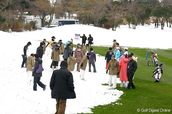 三塚優子 第1組でスタートした三塚優子。さっそく1打目が雪に入り、大勢で捜索したが見つからなかった。