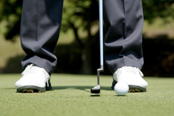 パターの芯とボールの芯を当てる