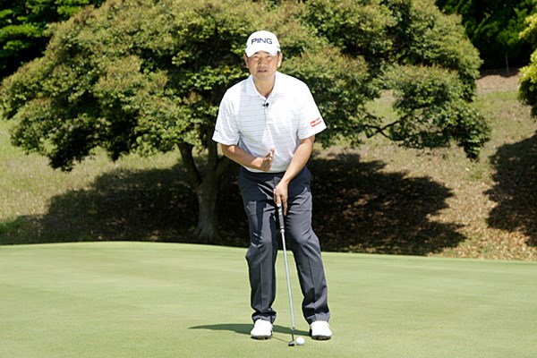 重心はやや左足寄りにする