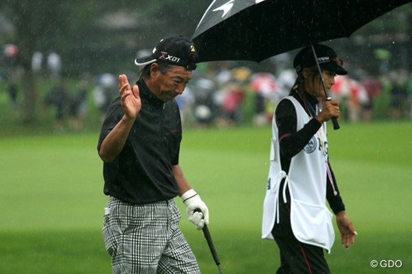 2013年 全米プロゴルフ選手権 2日目 井戸木鴻樹 井戸木は午前中、雨の中のプレーを強いられコースに対応できなくなった。