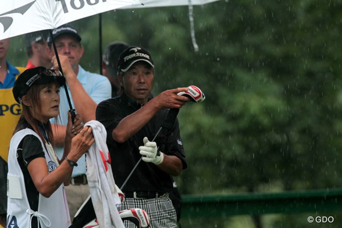 雨中での戦いで懸命にフェアウェイウッドを振り切って戦った。 2013年 全米プロゴルフ選手権 2日目 井戸木鴻樹
