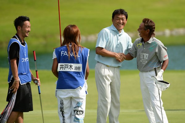 2013年 ファンケルクラシック 最終日 羽川豊 互いの健闘を讃え合う2選手。羽川はこのあと愛息の宜宏さん（キャディ）と喜びを分かち合った ※画像提供：日本プロゴルフ協会