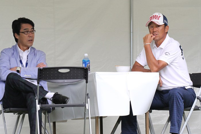芹澤信雄（写真右）を含めシニアの技は多彩だ 2013年 JGTOプレーヤーズラウンジ 芹澤信雄