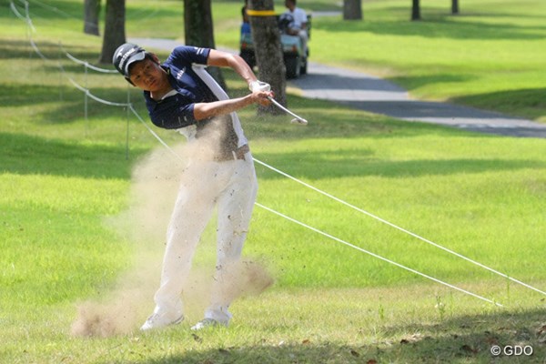 2013年 関西オープンゴルフ選手権競技 初日 伊波宏隆 アマチュアの伊波宏隆が、豪快にスライスをかけてナイスパーセーブ