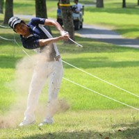 アマチュアの伊波宏隆が、豪快にスライスをかけてナイスパーセーブ 2013年 関西オープンゴルフ選手権競技 初日 伊波宏隆