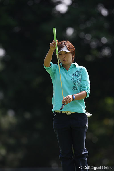 地元出身、開催コース所属の茂木宏美が首位発進！