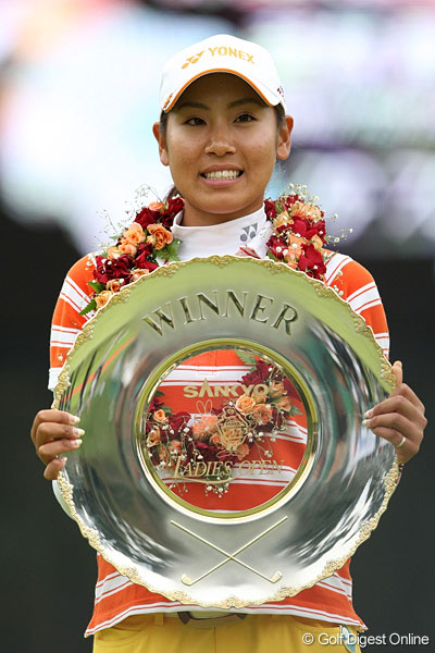 若林舞衣子がツアー初勝利！ 茂木はホームコースで勝利を飾れず