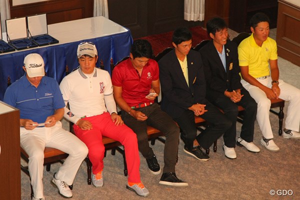 2013年 関西オープン 最終日 ブラッド・ケネディ 表彰式を待つ選手たち。左のケネディはスピーチ用のメモを必死に覚えようとしている