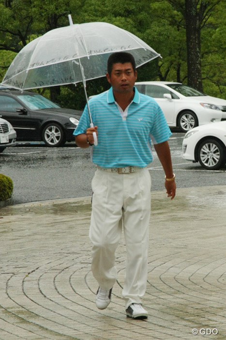 中止決定の知らせを受け、荷物回収と関係者への挨拶のためにコースに戻った池田勇太 2013年 関西オープンゴルフ選手権競技 最終日 池田勇太