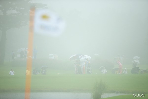 雨が止めば、時折霧も。Par3のグリーンから撮影しましたが、選手はピンが見えてるのかな？