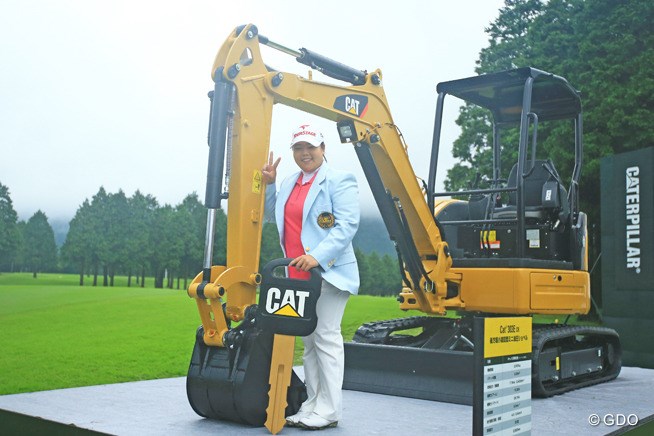 Cat Ladiesのお約束写真 ショベルカーで記念撮影です ところでアンちゃん ショベルカーの使い道は 13年 Cat Ladies 最終日 アン ソンジュ フォトギャラリー Gdo