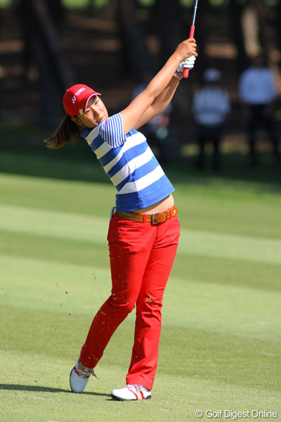 地元・若林舞衣子が2位に浮上！宮里藍は4位タイ