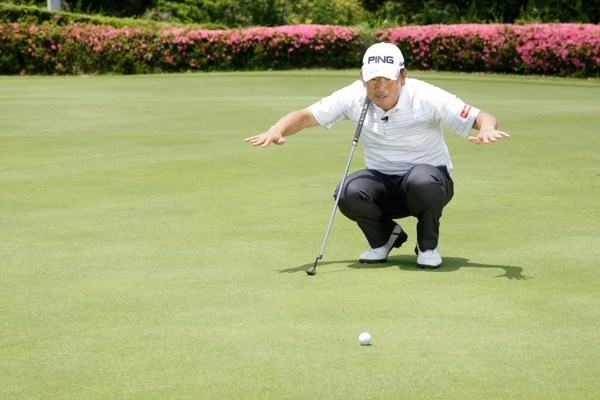 最初はボールの後方から見る