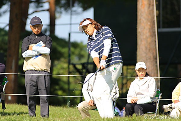 賞金ランクトップの福嶋晃子。ショットは良くないというが、アプローチとパターでスコアをまとめた。