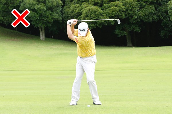 左腕が曲がっているとダフりやすい