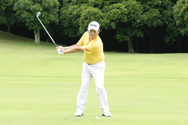 左腕は力まない程度にピンと伸ばす