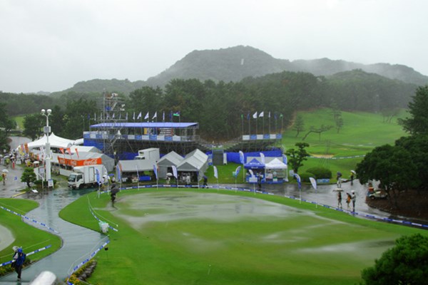 2013年 VanaH杯KBCオーガスタゴルフトーナメント 2日目 雨 強い雨が断続的に降り、2日目は中断と再開の繰り返し。練習グリーンは池のように水が浮いた