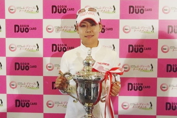 2013年 ごうぎんDuoカード・レディーストーナメント 最終日 ジュン・ユンジュ 今季はこの大会がステップ・アップ5試合目で、日本での嬉しい初優勝を飾ったジョン・ユンジェ※画像提供：日本女子プロゴルフ協会