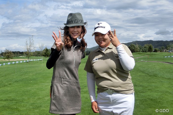 プロアマでは大会の顔、女優の萬田久子さんと3連覇に向け笑顔のアン・ソンジュ 2013年 ゴルフ5レディスプロゴルフトーナメント 事前情報 アン・ソンジュ