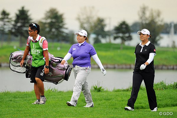 2013年 ゴルフ5レディスプロゴルフトーナメント 2日目 佐伯三貴、アン・ソンジュ ミキティ、アンちゃんはこの日もガップリで互いに一歩も譲らずです。明日はここにヨッシーが参加します。何としても3ショットをものにせねば…。