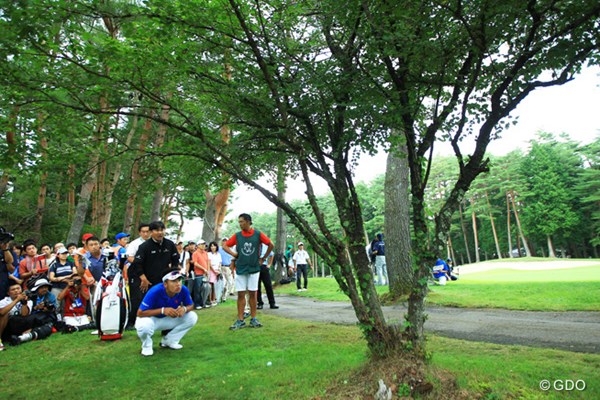 2013年 フジサンケイクラシック 最終日 松山英樹 最終18番のティショットは右の林の中へ。
