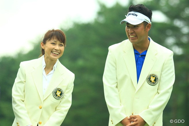 表彰式でプレゼンターを務めた長野五輪スピードスケート銅メダリストの岡崎朋美 松山英樹も五輪アスリートとなる日が来るか 13年 フジサンケイクラシック 最終日 松山英樹 岡崎朋美 フォトギャラリー Gdo