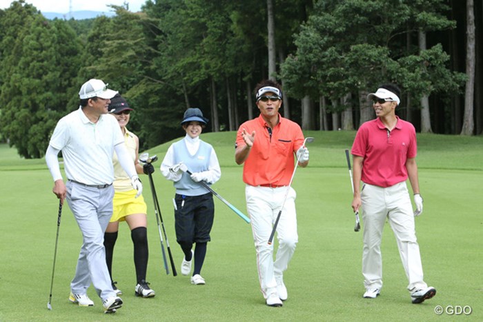 参加したアマチュアゴルファーたちとレッスンラウンド。和気藹々とした空気に包まれた 2013年 「JINS CHALLENGE」 宮本勝昌
