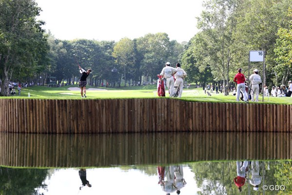 2013年 日本女子プロゴルフ選手権大会コニカミノルタ杯 初日 16番 16番ティの後方は池になってます、落ちないように気を付けて！