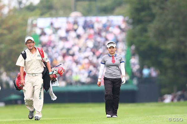 2013年 日本女子プロゴルフ選手権大会コニカミノルタ杯 3日目 有村智恵 1番セカンド地点へと歩く表情も意気込みを感じます