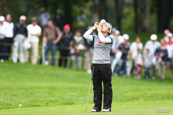 2013年 日本女子プロゴルフ選手権大会コニカミノルタ杯 3日目 有村智恵 プレー中に目薬をつけ視界良好？