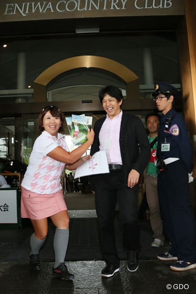 2013年 日本女子プロゴルフ選手権大会コニカミノルタ杯 最終日 吉田弓美子 帰ると思いきや自分たちのサイン入りのパンフを見せておどけてはしゃいでます