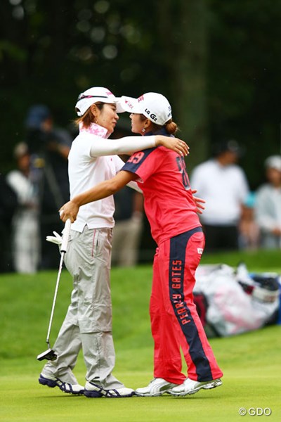 2013年 日本女子プロゴルフ選手権大会コニカミノルタ杯 最終日 イ・ボミ 比嘉真美子 雨のなかのプレーオフを終えて健闘を称えあう抱擁を交わす