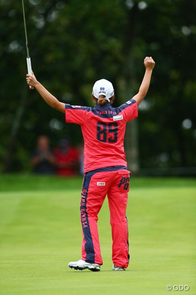 2013年 日本女子プロゴルフ選手権大会コニカミノルタ杯 最終日 イ・ボミ 両手を高々とあげ、うれしいうれしい優勝の瞬間