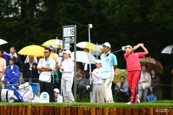 2013年 日本女子プロゴルフ選手権大会コニカミノルタ杯 最終日 イ・ボミ 比嘉真美子 最終日は中止になったけれど2人のプレーオフだけは雨の中行われた