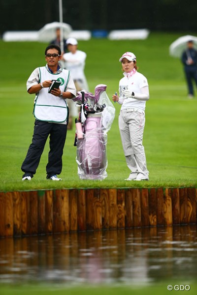 2013年 日本女子プロゴルフ選手権大会コニカミノルタ杯 最終日 比嘉真美子 15番でティショットを池に入れてしまった比嘉。3ヤードが明暗を分けた