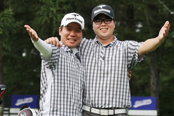 2013年 プレーヤーズラウンジ チョ・ミンギュ＆ハン・ジュンゴン チョ・ミンギュ（左）とハン・ジュンゴンは（開き直って？）決めポーズ