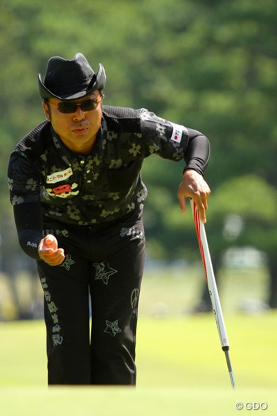 2013年 アジアパシフィックオープンゴルフチャンピオンシップ パナソニックオープン 3日目 片山晋呉 ボールを放り投げるようにタッチを合わせる。