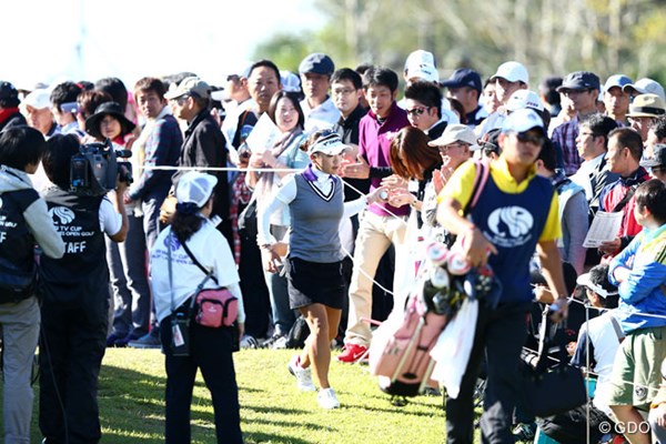 2013年 ミヤギテレビ杯ダンロップ女子オープンゴルフトーナメント 2日目 有村智恵 スタートホールでギャラリーにボールをプレゼント、もらった女性も大喜び