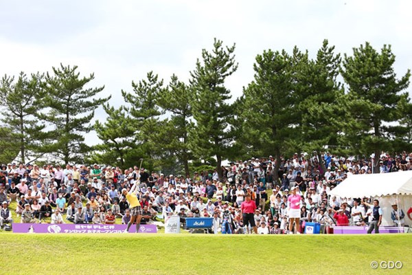 2013年 ミヤギテレビ杯ダンロップ女子オープンゴルフトーナメント 最終日 宮里藍 表純子 浅間生恵 10番のティグランドはご覧のとおりギャラリーで埋め尽くされてます