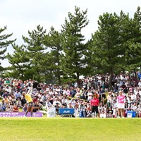 10番のティグランドはご覧のとおりギャラリーで埋め尽くされてます 2013年 ミヤギテレビ杯ダンロップ女子オープンゴルフトーナメント 最終日 宮里藍 表純子 浅間生恵