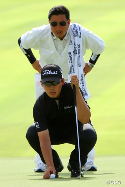 2013年 アジアパシフィックゴルフチャンピオンシップ パナソニックオープン 最終日 川村昌弘 最終18番でイーグルパットのラインを読む川村昌弘。最終日は全身ブラックが勝負服だ。
