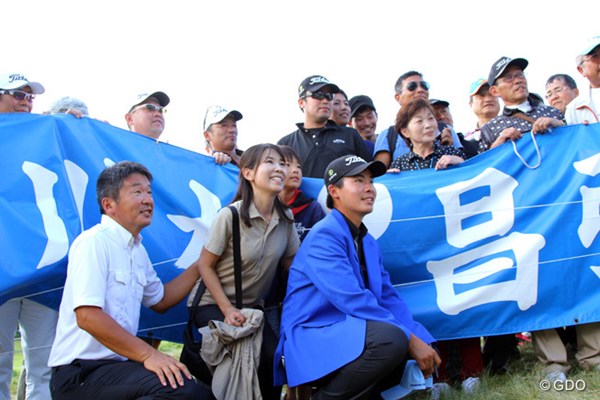 2013年 アジアパシフィックゴルフチャンピオンシップ パナソニックオープン 最終日 川村昌弘 両親や応援団とともに記念写真。
