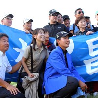 両親や応援団とともに記念写真。 2013年 アジアパシフィックゴルフチャンピオンシップ パナソニックオープン 最終日 川村昌弘