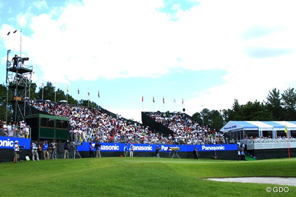 2013年 アジアパシフィックゴルフチャンピオンシップ パナソニックオープン 茨木CC西コース 18番グリーン 第6回大会でひとまず幕を閉じるパナソニックオープンは、1000人以上を収容する巨大ギャラリースタンドも名物のひとつだった
