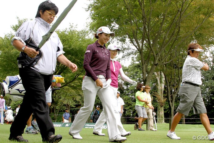 師事する岡本綾子が帯同する中、9ホールの練習ラウンドをこなした森田理香子 2013年 日本女子オープンゴルフ選手権競技 事前 森田理香子＆岡本綾子