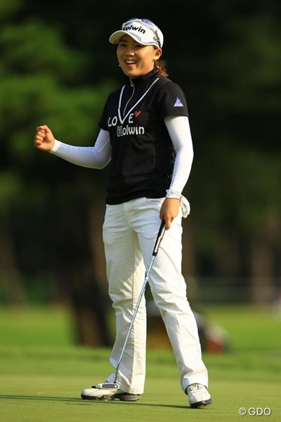 2013年 日本女子オープンゴルフ選手権競技 初日 イ・ナリ 難しいパーセービングでガッツポーズ！先週のチャンピオンは1アンダーフィニッシュ？と思いきや、ペナルティで2ペナはもったいなかったです。