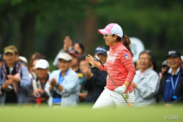 2013年 日本女子オープンゴルフ選手権競技 2日目 宮里美香 後半6番でチップインバーディ！笑顔で歓声に応える宮里美香