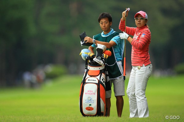 2013年 日本女子オープンゴルフ選手権競技 2日目 宮里美香 昨日はちょっと食い違っているように感じましたが、今日はキャディの加藤さんとの息もピッタリ合っていたようです。